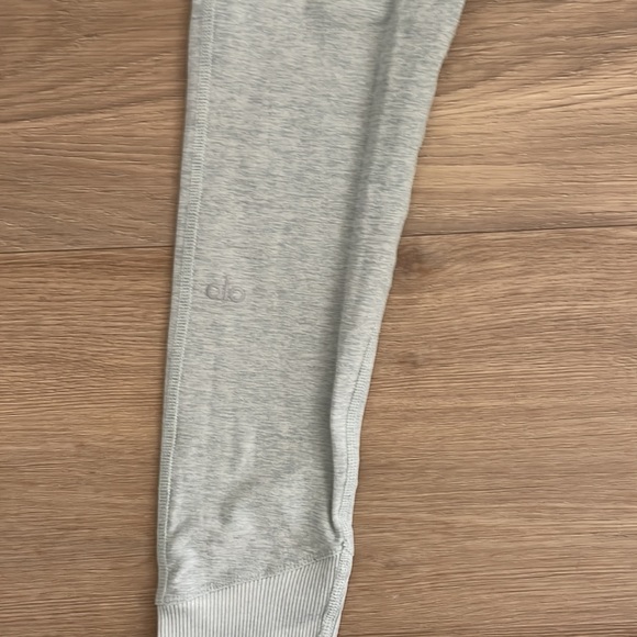 Alo legging size small.  Very light pilling and small marks. All shown in photos - Picture 5 of 8